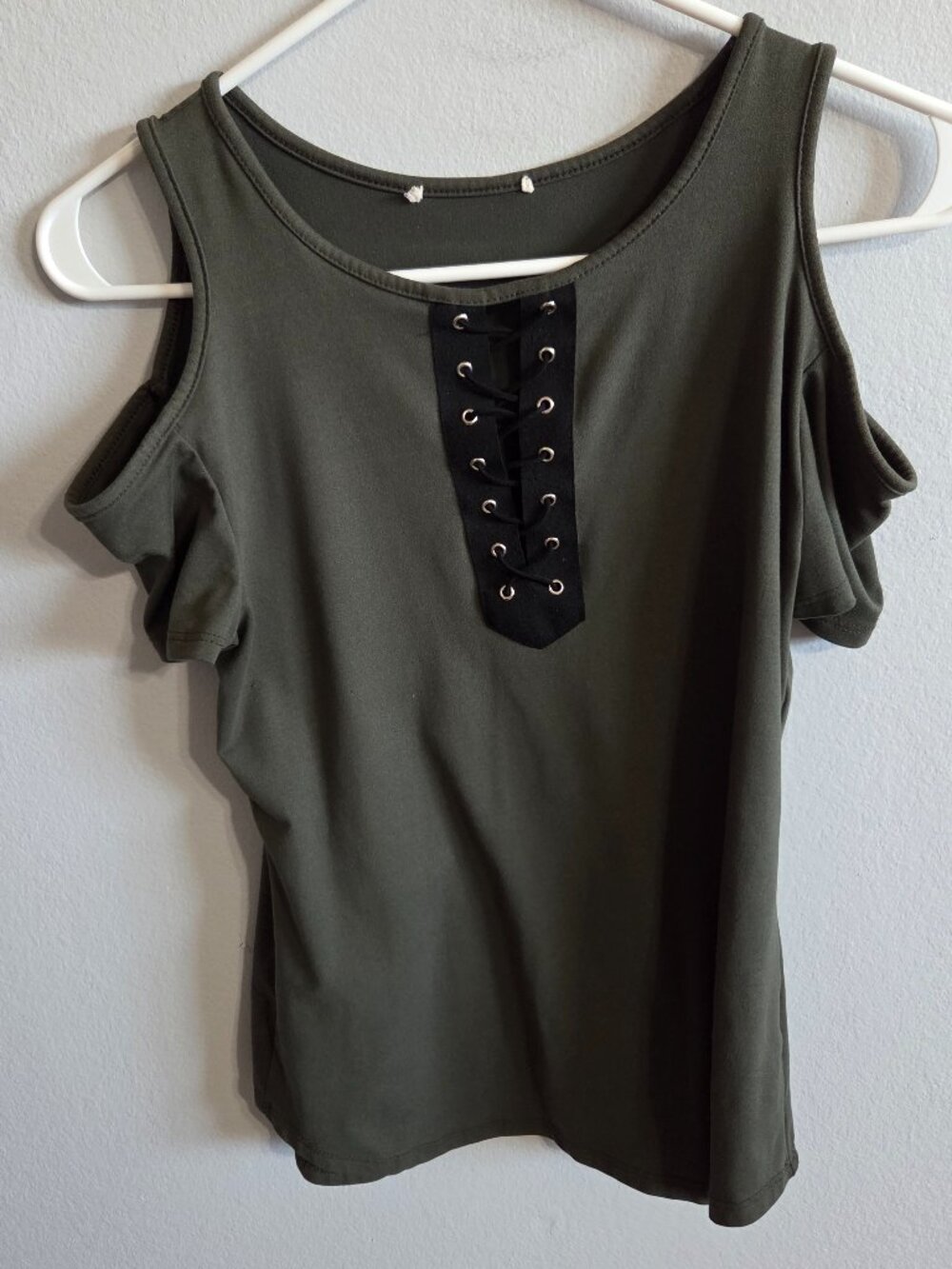 Edgy Cold-shoulder top